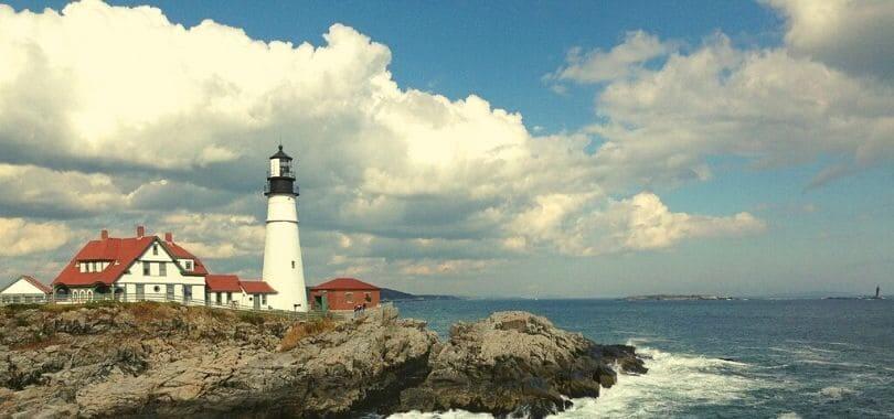  Ein Leuchtturm in Maine neben dem Meer.