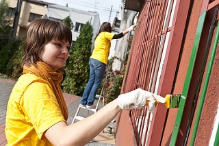Summer activities, like doing volunteer work, can impress college admissions.