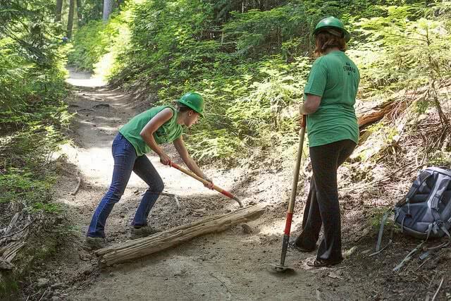 Two female volunteers are repairing the road of the Wonderland Trail. 